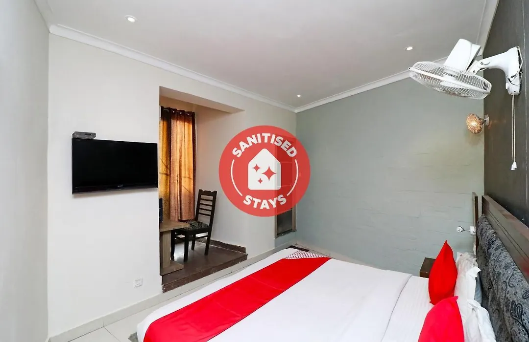 Oyo Hotel Metro Tower Near Ambience Mall-1